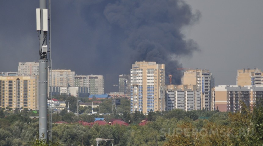 Появилось видео с места жуткого пожара в «Кварталах Драверта» на Левобережье Омска