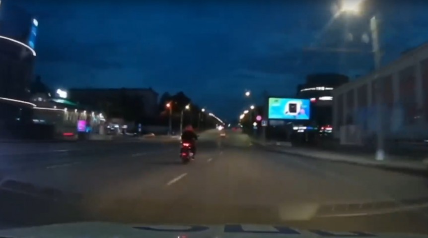 В Омске поймали пьяного байкера на День города: смотрим видео