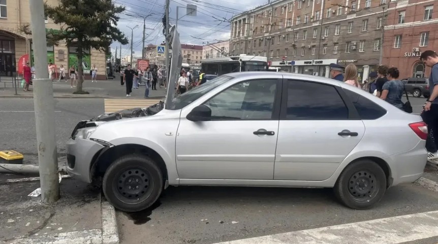 В центре Омска машина влетела в толпу пешеходов
