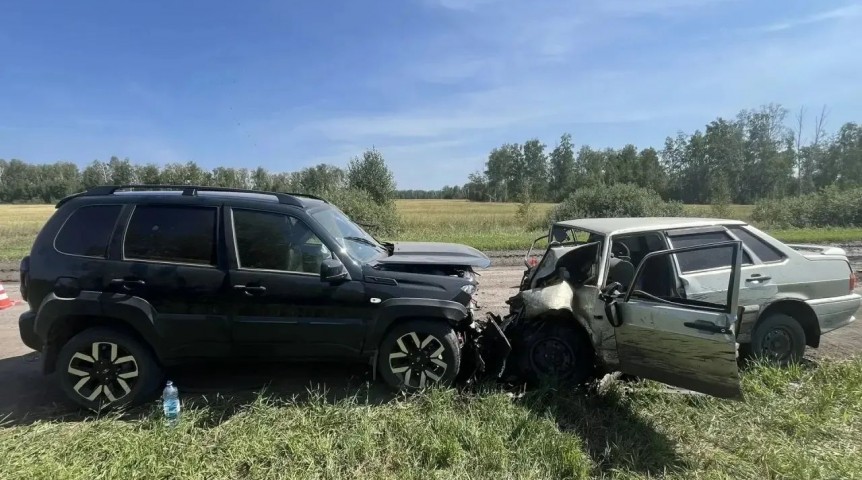 Появились кадры мощного смертельного лобового столкновения под Омском