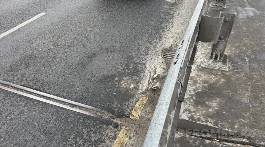 На Ленинградском мосту в Омске поплыл асфальт
