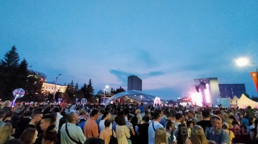 В Омске с юбилейным туром приедет певица из 90-х на новом пике