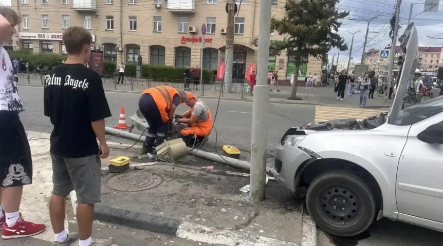 Влетевшему в толпу пешеходов омскому водителю стало плохо