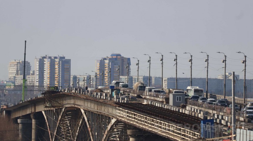 На мосту у омского Телецентра нашли трещину