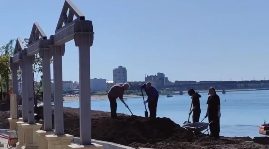 В Омской крепости строят качели в виде крепостных ворот