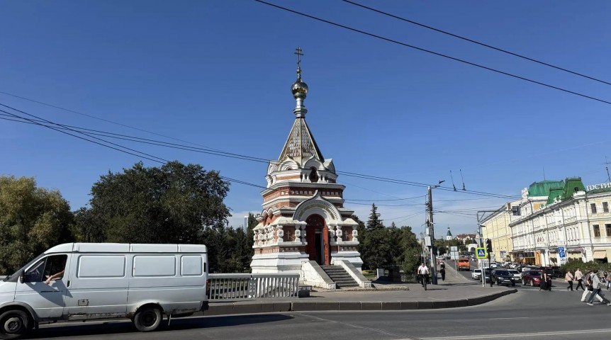 На омской Серафимо-Алексеевской часовне старый купол уступил место новому