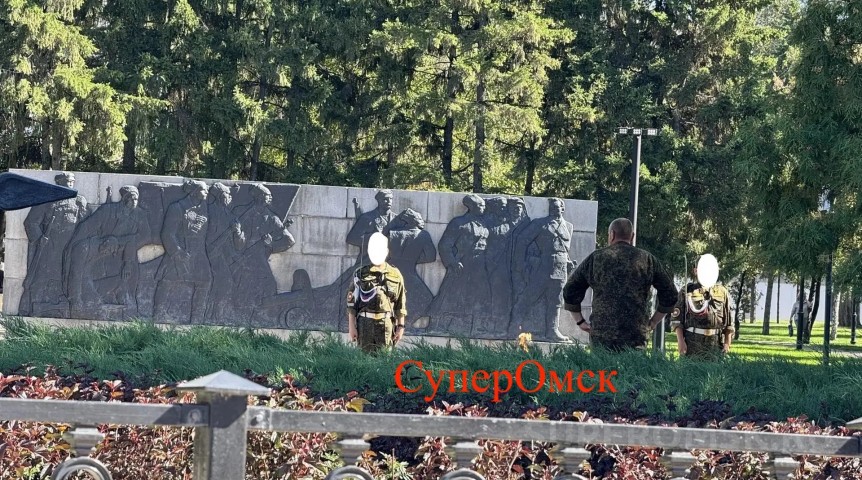 В сквере Борцов революции у Вечного огня заметили юный караул