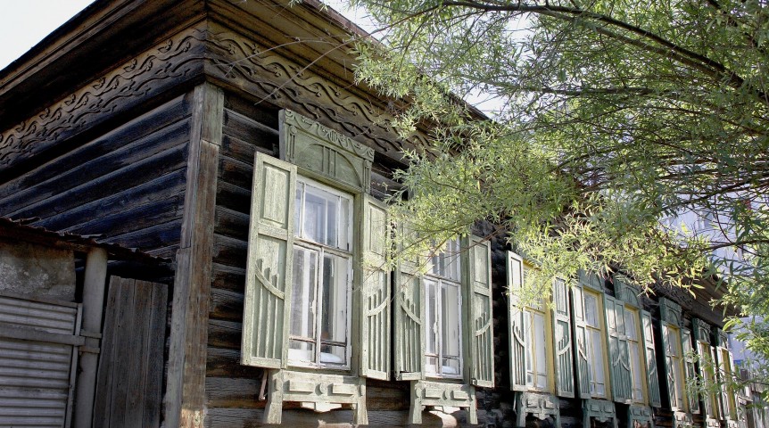 В Омске снесли уникальный дом деревянного модерна, попавший в зону КРТ