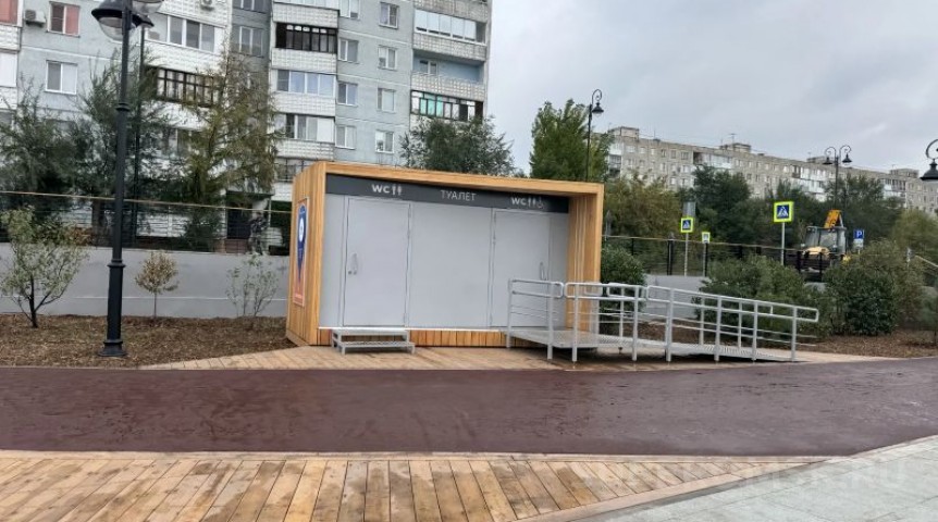 В Омске поставили туалет с видом на Иртыш