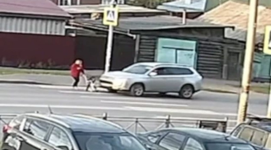 Ребенка выкатила впереди: кадры жуткого ДТП попали на видео