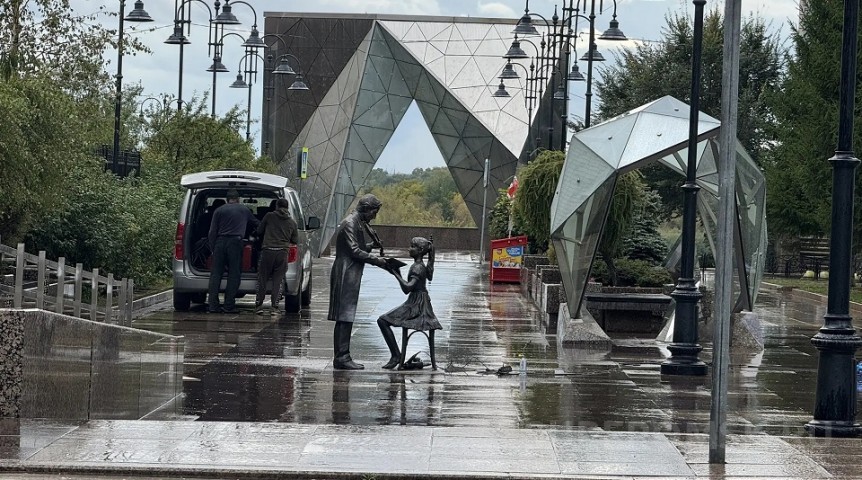 На Валиханова в центре Омска установили новую бронзовую скульптуру