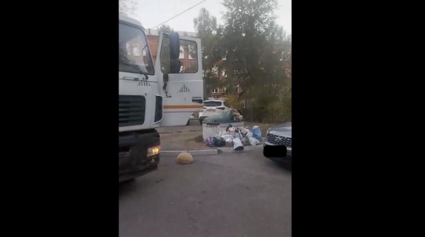 Омичи блокируют переполненные баки от мусоровозов