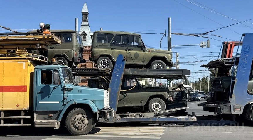 Свалившийся с автовоза УАЗ парализовал движение в Омске