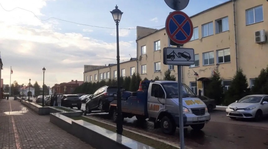 С Омской крепости показательно забрали авто на штрафстоянку