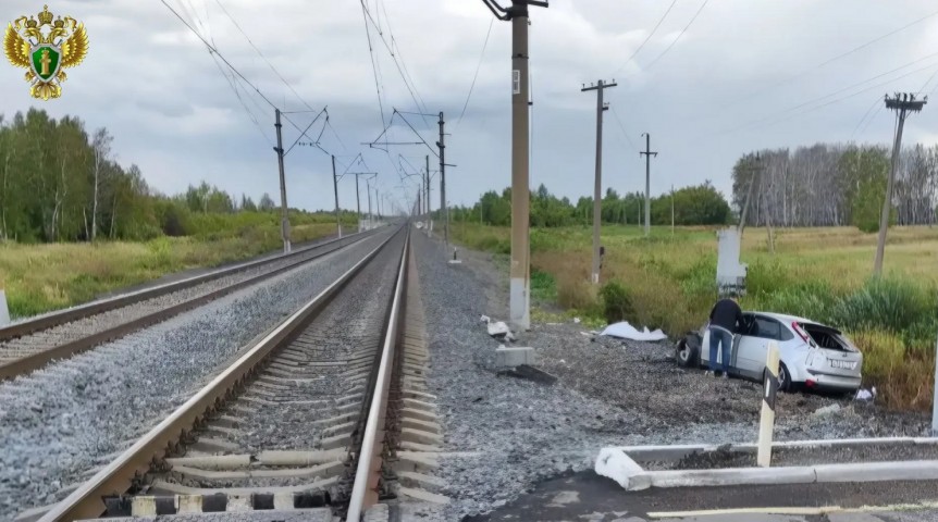 В Омской области грузовой поезд столкнулся с автомобилем