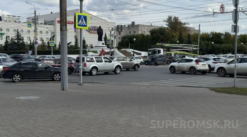 Центр Омска встал в пробки из-за светофоров