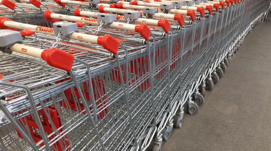 На омский магазин донесли о продаже просроченной колбасы