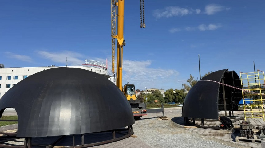 В Омске начали монтировать шар «Держава» на площади Бухгольца: фото