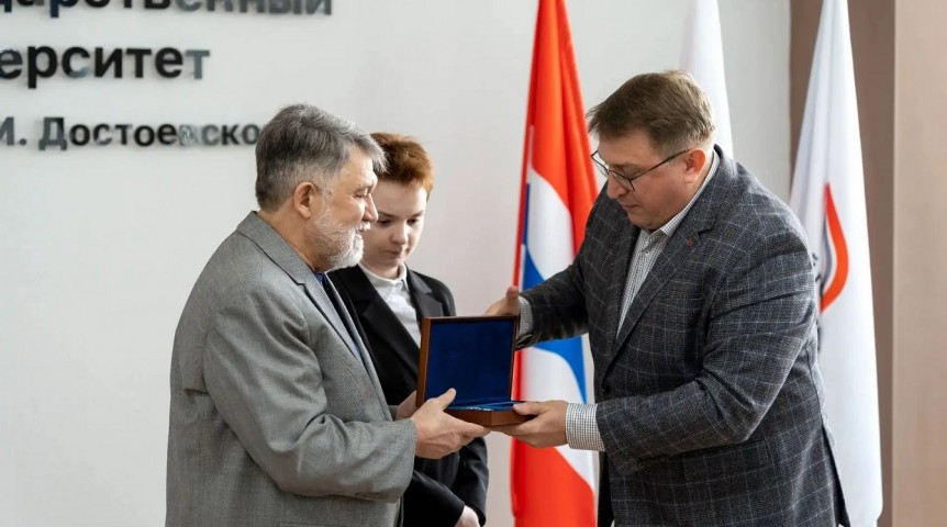 Почетному гражданину Омской области вручили награду Минобрнауки РФ