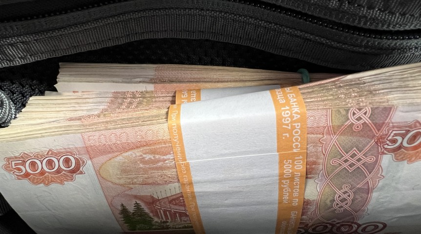 Омич собирался вылететь за рубеж с чемоданом контрабандных денег