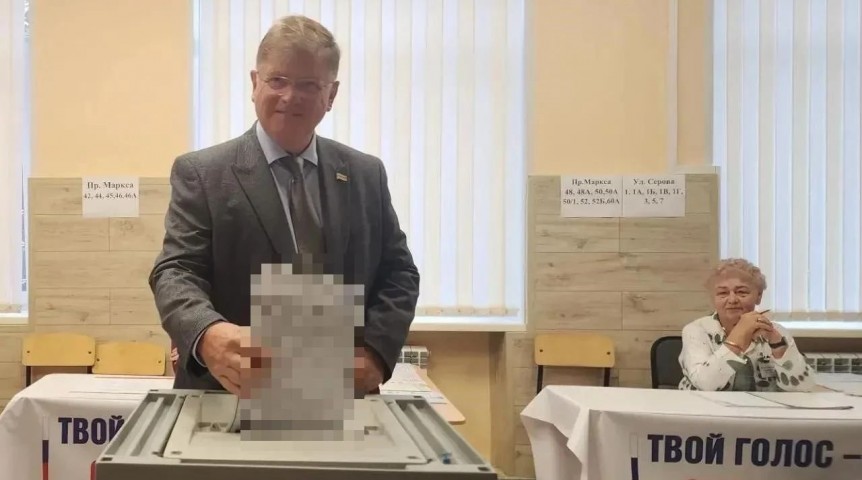 Председатель Омского горсовета Корбут проголосовал среди первых