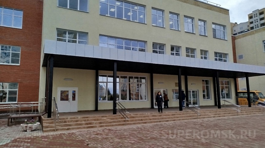 Владимир Корбут напутствовал учеников новой школы в омском «Серебряном береге»