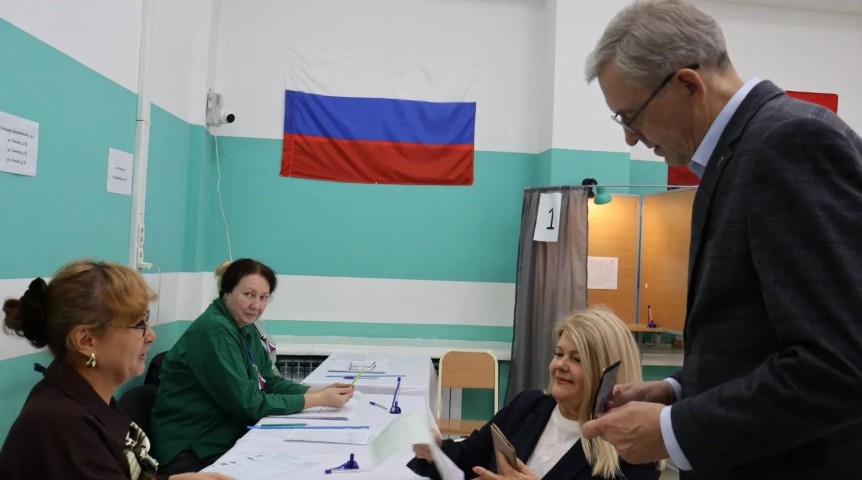 Спикер омского ЗС Артемов проголосовал с женой и поделился воспоминанием