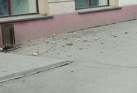 В центре Омска под ноги прохожим рухнула часть балкона