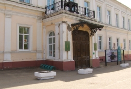 В Омске облили краской табличку на бывшей резиденции адмирала Колчака