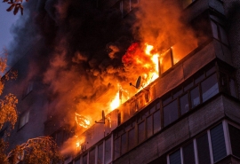 В Омске вспыхнула девятиэтажка из-за полуночного курильщика