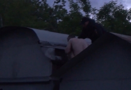 Омская полиция показала видео поимки голого мужчины на крышах гаража