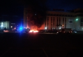 Возле торгового комплекса в Омске ночью разгорелся крупный пожар