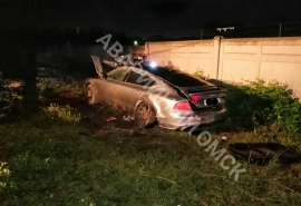 Дорогая иномарка Audi практически уничтожилась после удара со столбом в Омске