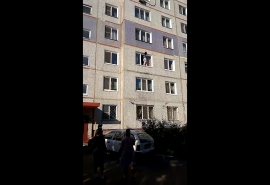 В Омске маленький мальчик крутился на карнизе и упорно мыл окна соседям в многоэтажке, пока мать была дома