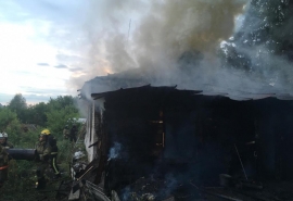 В Амурском поселке Омска, как головешка, выгорел частный дом