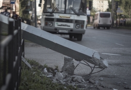В Омске маршрутный автобус сбил столб