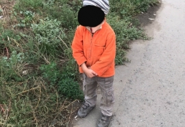 В Омске трехлетний мальчик отправился на прогулку в одиночестве