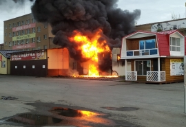 Перед пожаром на склад теплиц в Омске завезли поликарбонат на миллионы рублей