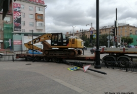 В Омске на Ленинградской площади фура с экскаватором сбила светофор