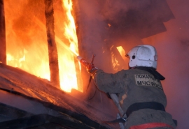 В Омске из дотла выгоревшей бытовки извлекли сторожа с ожогами
