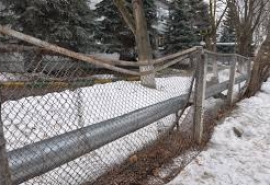 Родители рассказали о дырявом заборе в детсаду в центре Омска