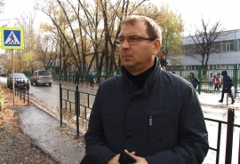 Омский депутат помог с безопасностью детей у школы