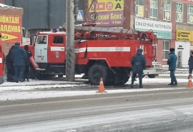 В Омске пожарная машина снесла столб, спасаясь от аварии