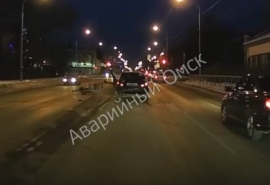 Взлетел вверх ногами: на видео попал жесткий наезд на велосипедиста в Омске