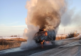 На трассе под Омском сгорела поставленная по федеральной программе карета скорой помощи