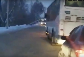 В Омске на автобус обрушился столб