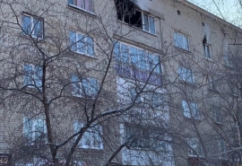 В страшном пожаре в омской пятиэтажке погиб человек