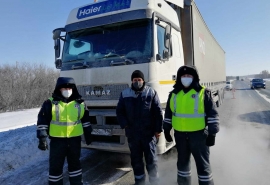 Омские госавтоинспекторы помогли замерзшему новосибирцу не сгинуть на трассе