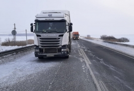 Замерзший дальнобойщик заблокировал движение по федеральной трассе в Омской области
