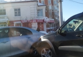 Из-за аварии в центре Омска скапливается нетипичная для выходного дня пробка